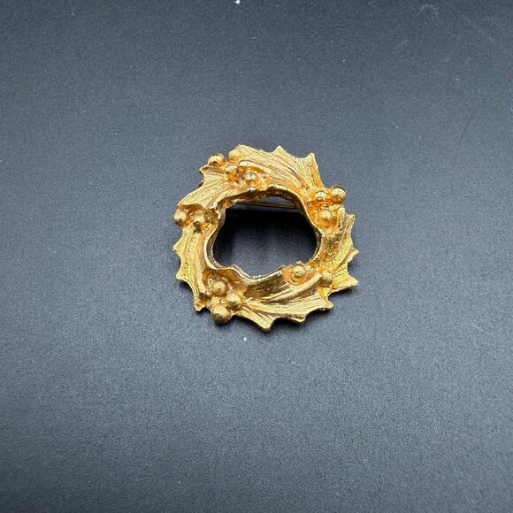 Vintage Wreath Brooch Pin Gold Tone - Picture 1 of 5